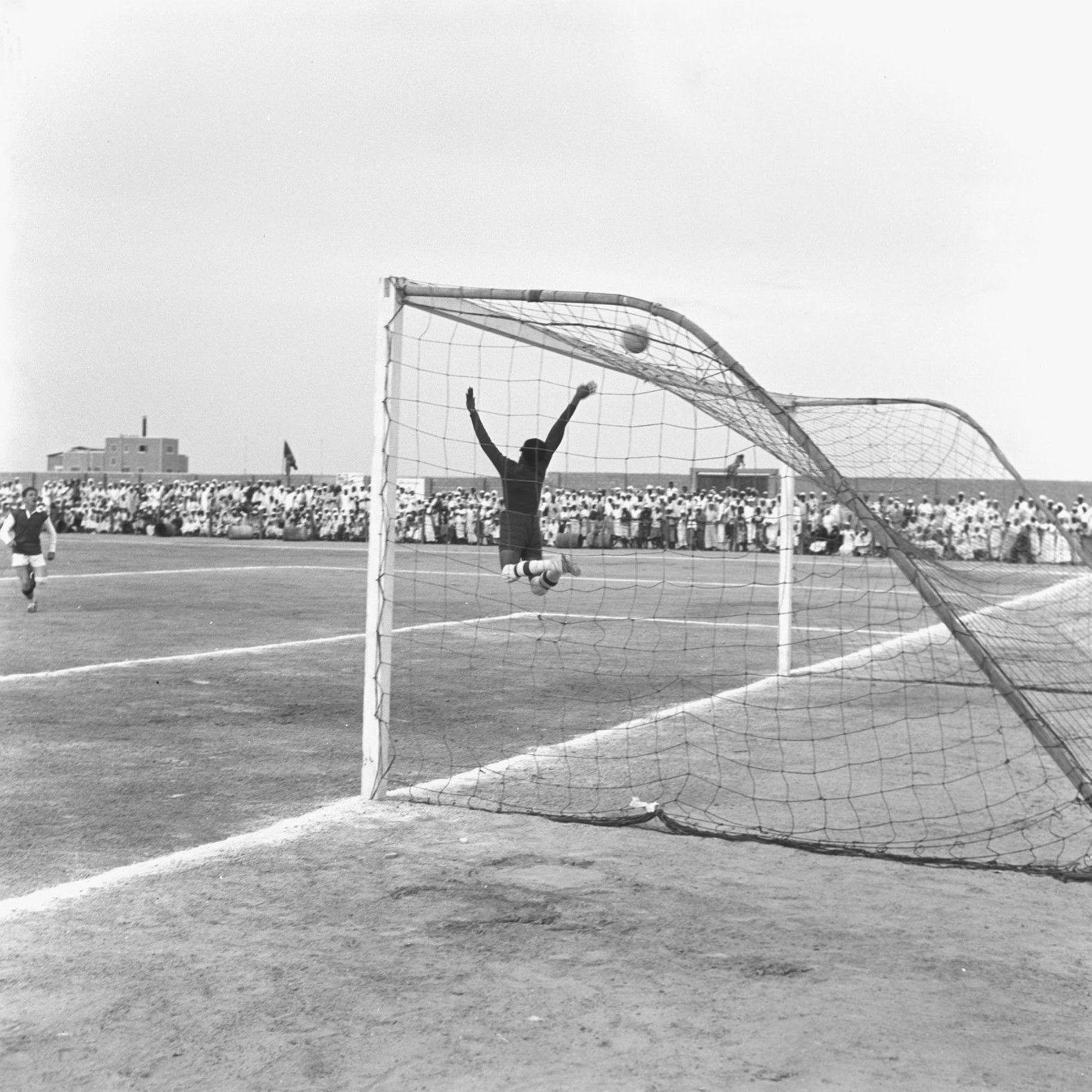 جدة، مارس 1955أجواء حماسية في مباراة بين فريق أرامكو السعودي وفريق جدة-مكة السعودي. بإذن من أرشيف أرامكو. 