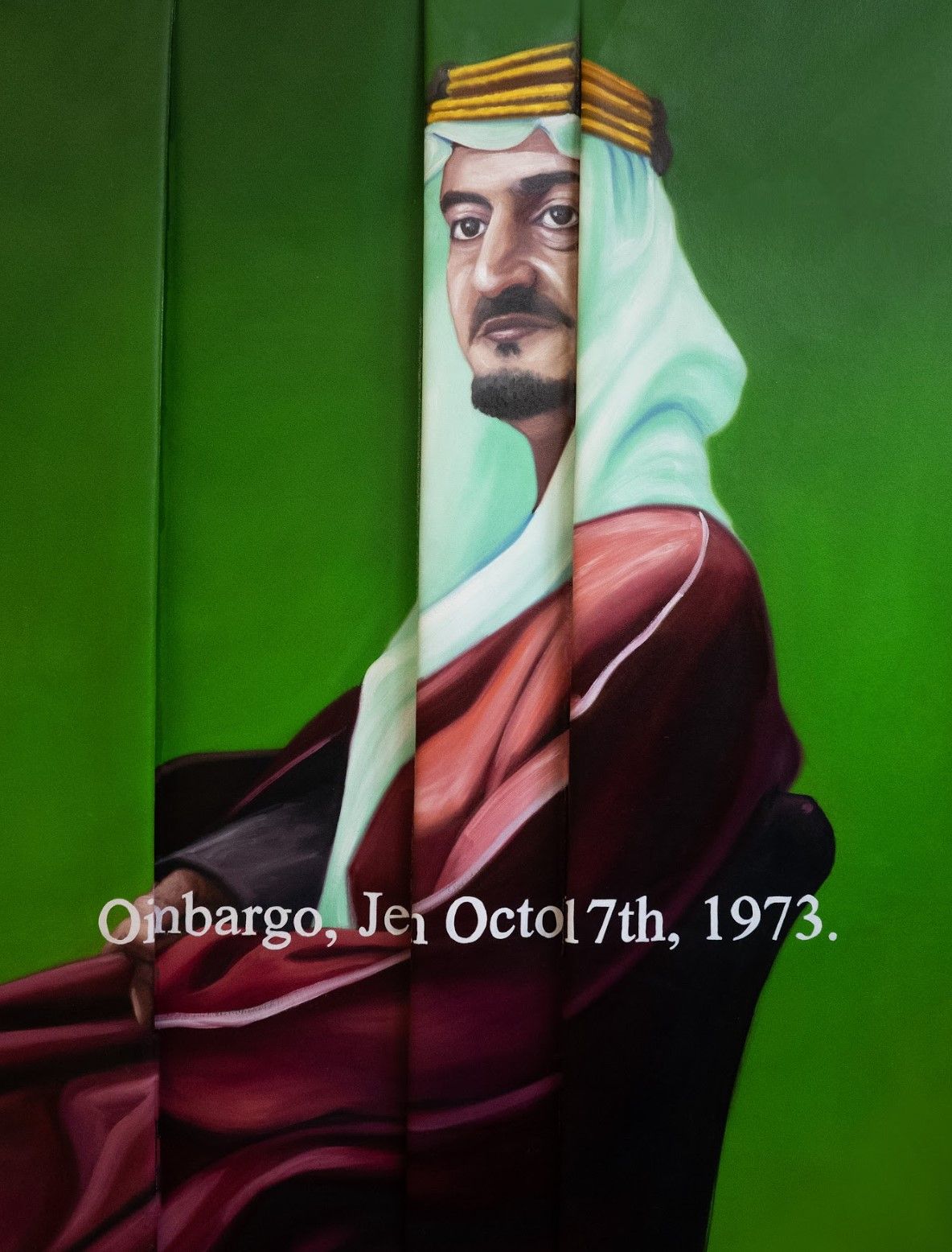 لوحة Oinbargo 2025، زيت على قماش مطوي، 54 ×41 بوصة / 137.16 × 104.14سم. في هذه اللوحة من سلسلة ‘Cncve’، للأمير والفنان السعودي سلطان بن فهد، صورة جانبية للملك الراحل فيصل بن عبد العزيز آل سعود -رحمه الله-. يركّز العمل على قراره التاريخي برفع أسعار النفط تجاه الولايات المتحدة، المعروف لاحقًا باسم "حظر النفط عام 1973"، وذلك احتجاجًا على الدعم العسكري لإسرائيل. ومن خلال استحضار هذا الحدث المفصلي، تدعو اللوحة إلى التأمل في طبيعة العلاقات بين الشرق الأوسط والغرب، وأثرها المستمرّ في السياسة العالمية اليوم.