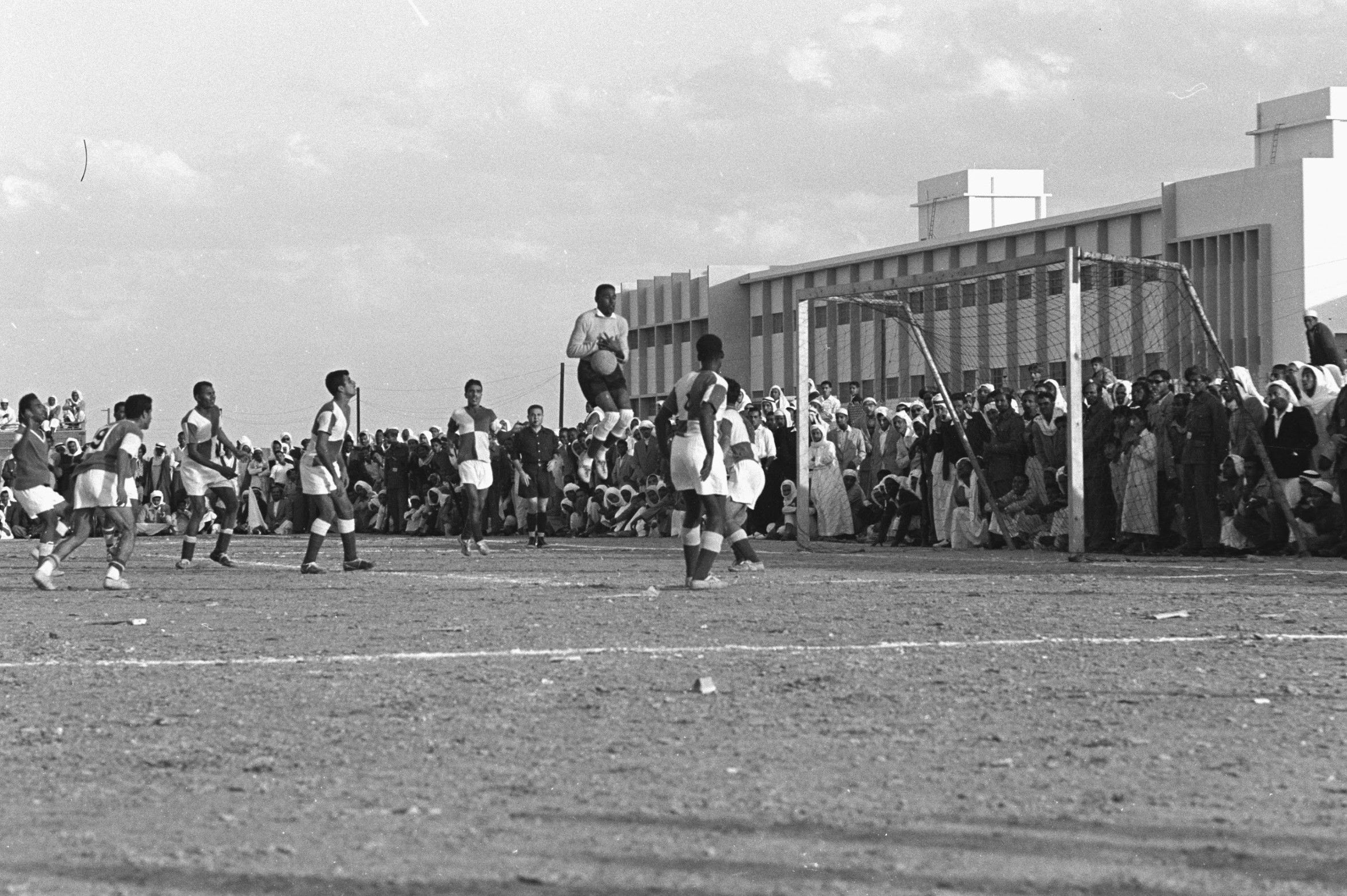 الدمام، ديسمبر 1962مباراة كرة قدم بين نادي الاتفاق الرياضي بالدمام ونادي نهضة الشباب الصورة بإذن من أرشيف أرامكو .