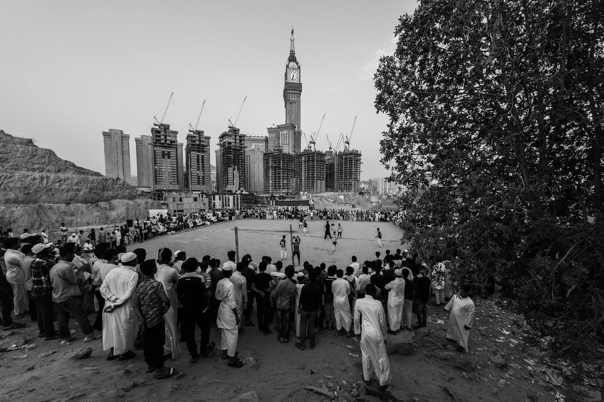 مباراة قرب جبل الطندباوي، وجميع غفير من أهالي الحيّ يتابعون المباراة. مكة المكرمة 2017. بإذن من المصور عبد الله المالكي.