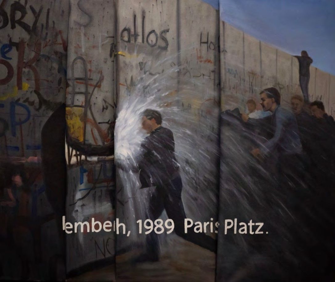 لوحة "Lembeh" – 2025. زيت على قماش مطوي، x 36 30 بوصة. /76.2 x 91.44 سم، تُجسّد هذه اللوحة حقبة الوحدة التي حملها سقوط جدار برلين عام 1989، الحاجز الذي فصل بين برلين الشرقية والغربية لمدّة 28 عامًا. في هذه اللوحة، يستخدم سلطان بن فهد تقنية الطي المتكرّرة للقماش لاستكشاف التباين بين التاريخ النظري، والتاريخ الفعلي. تعمل الطيات كفواصل بصرية، تُقسّم اللحظة إلى سرديات متوازية، وتفتح المجال للتأمّل في احتمالية نتائج بديلة.