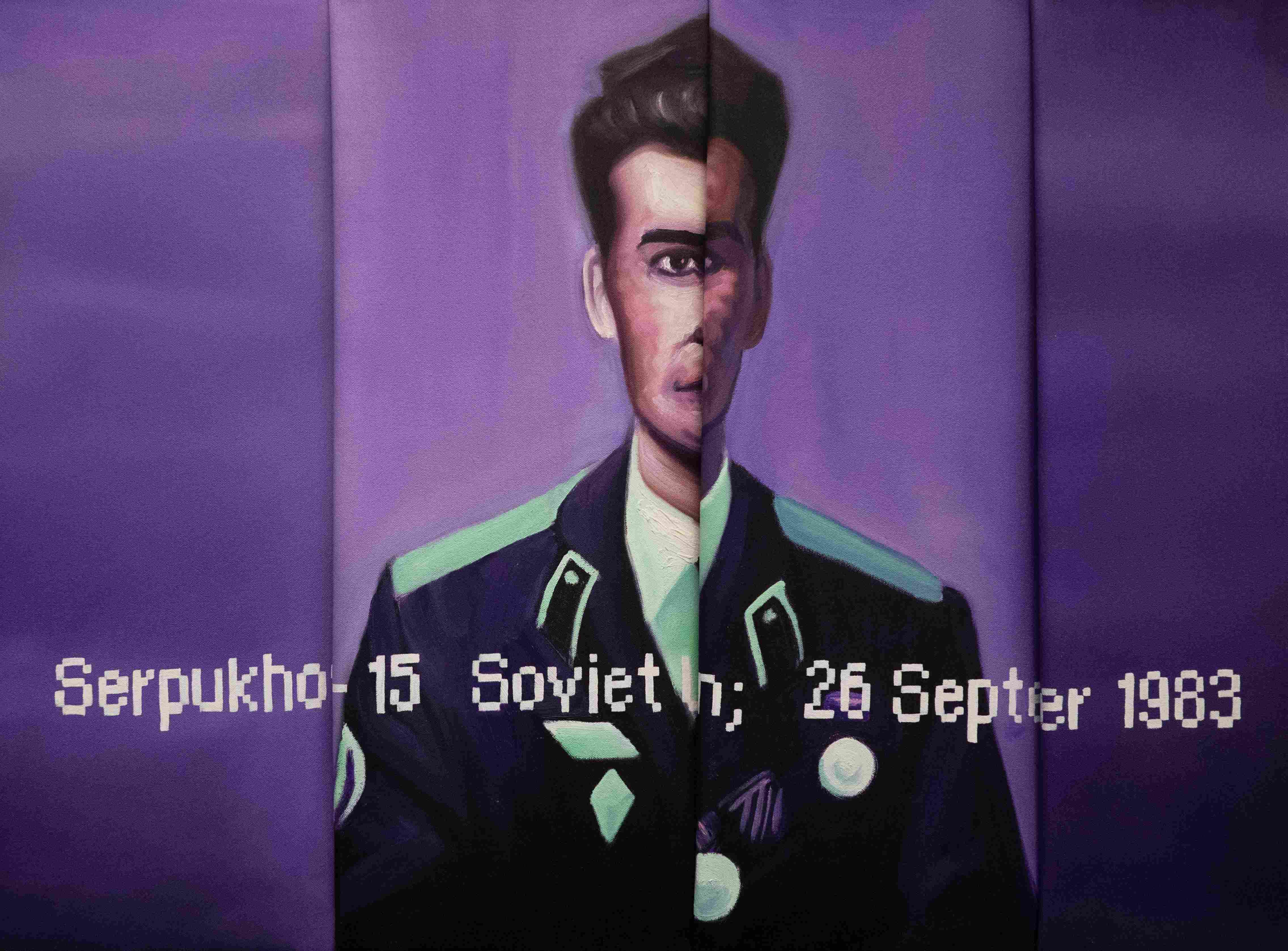 لوحة " Serpukho" – 2025، زيت على قماش مطوي،26 × 34 بوصة / 66.04 × 86.36 سم. يُصوَّر في هذه اللوحة ستانيسلاف بيتروف، المهندس في قوات الدفاع الجوي السوفيتية. لعب بيتروف دورًا حاسمًا في منع اندلاع حرب نووية بين الولايات المتحدة والاتحاد السوفيتي عام 1983. وقد أنقذت جهوده الشجاعة العالم من دمار شامل. غير أن طيات القماش في اللوحة تقسم صورة بيتروف، ما يطرح واقعًا افتراضيًّا حيث لم تنجح جهوده، وحلّت بالعالم كارثة مروّعة. 