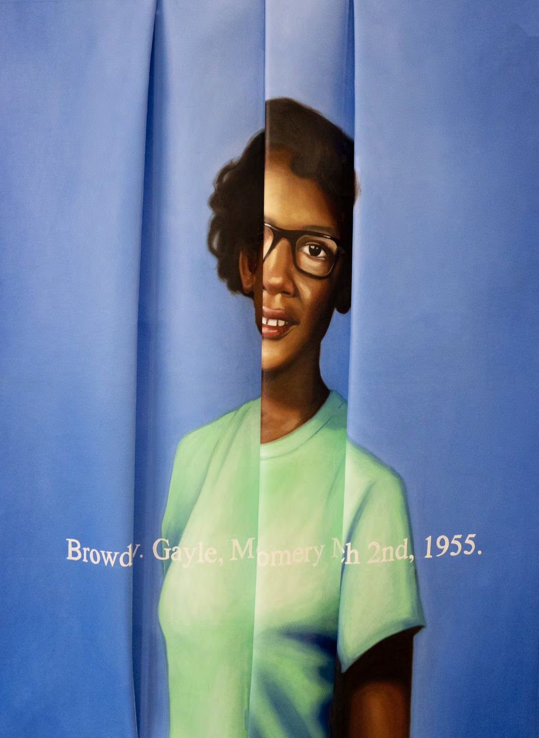 لوحة "Browd" – 2025. زيت على قماش مطوي، 54 × 41 بوصة / 137.16 × 104.14 سم. تصوّر اللوحة كلوديت كولفين، وهي شخصية رائدة في حركة الحقوق المدنية، نالت الاعتراف لشجاعتها في رفضها التخلّي عن مقعدها في الحافلة لراكب أبيض، وهو فعل تحدّ وقع قبل تسعة أشهر من موقف روزا باركس التاريخي. في هذا العمل يستخدم بن فهد المطوية لإخفاء جزء كبير من جسدها، تاركًا وجهها فقط ظاهرًا. يعكس هذا التعبير كيف أنّ مساهمتها، على الرغم من اختفائها جزئيًّا في السرد التاريخي، ما تزال حاضرة وملهمة في الذاكرة.