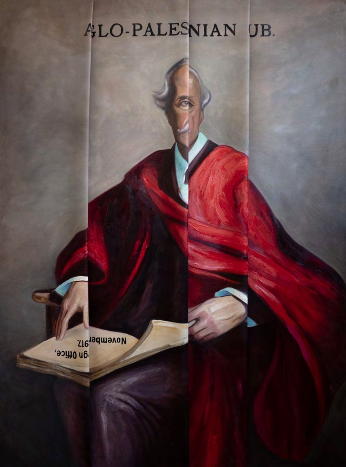 لوحة "ALO-PALESTINIAN" – 2025. زيت على قماش مطوي، 72 × 54 بوصة / 182.88 × 137.16 سم. تسجّل هذه اللوحة لحظة صياغة إعلان بلفور عام 1917 وتوقيعه بوساطة آرثر بلفور، والذي صادق عليه البرلمان البريطاني. شكّل الإعلان نقطة محورية في تقسيم فلسطين التاريخية، ومهّد الطريق لإقامة دولة إسرائيل. تعيد اللوحة تفسير قوة التاريخ وتأثيراته عبر الطبقات المتعدّدة للعمل، موضحة كيف يمكن للحظات مفصلية أن تشكّل مسار المستقبل.