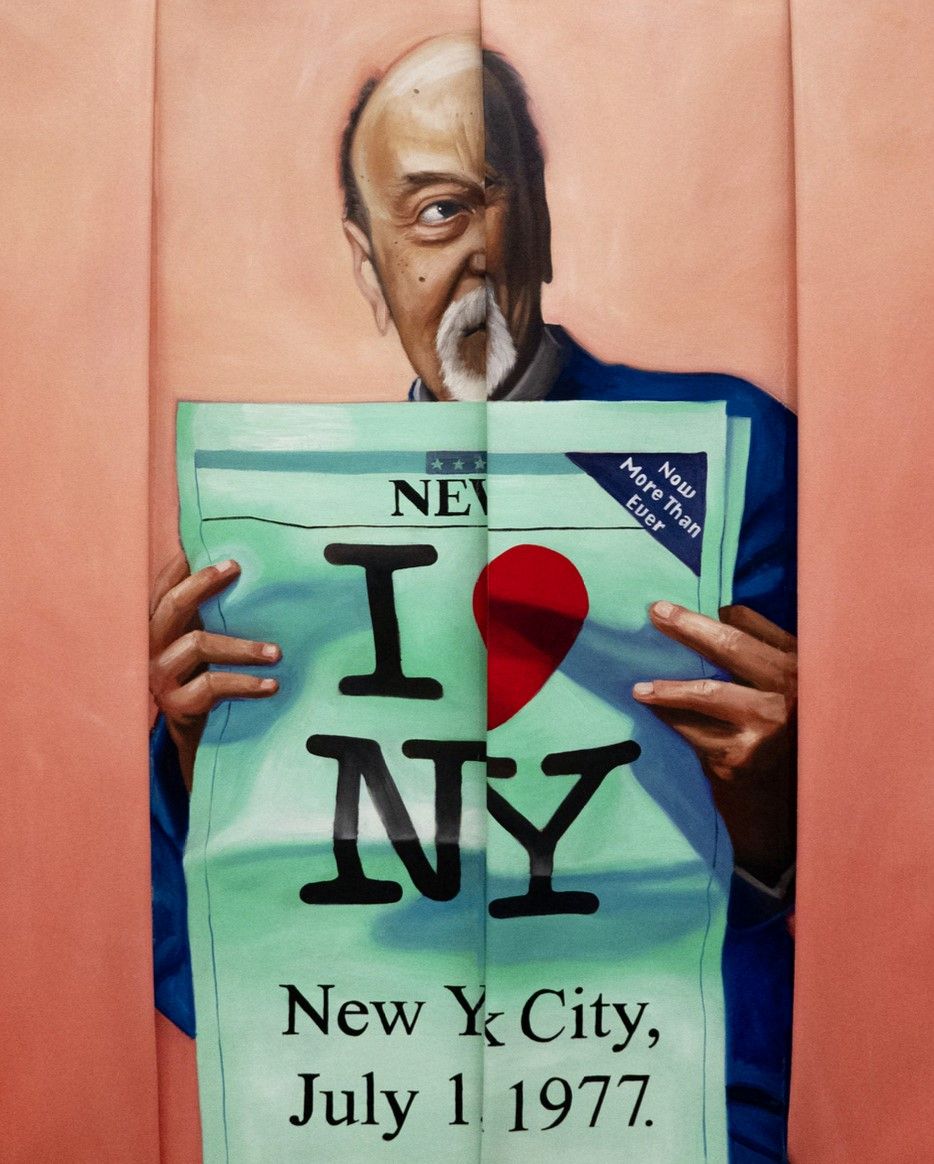 لوحة "New X City" – 2025. زيت على قماش مطوي،54 × 41 بوصة / 137.16 × 104.14 سم. يمثّل شعار نيويورك أيقونة ثقافية وسياحية للمدينة. تصور هذه اللوحة الفنان ميلتون غلازر مع الشعار الذي ابتكره لشركة ويلز ريتش جرين، حيث يعيد العمل تقديم تاريخ التصميم الجرافيكي من خلال تفكيكه، وتحويله إلى عناصره الأساسية.