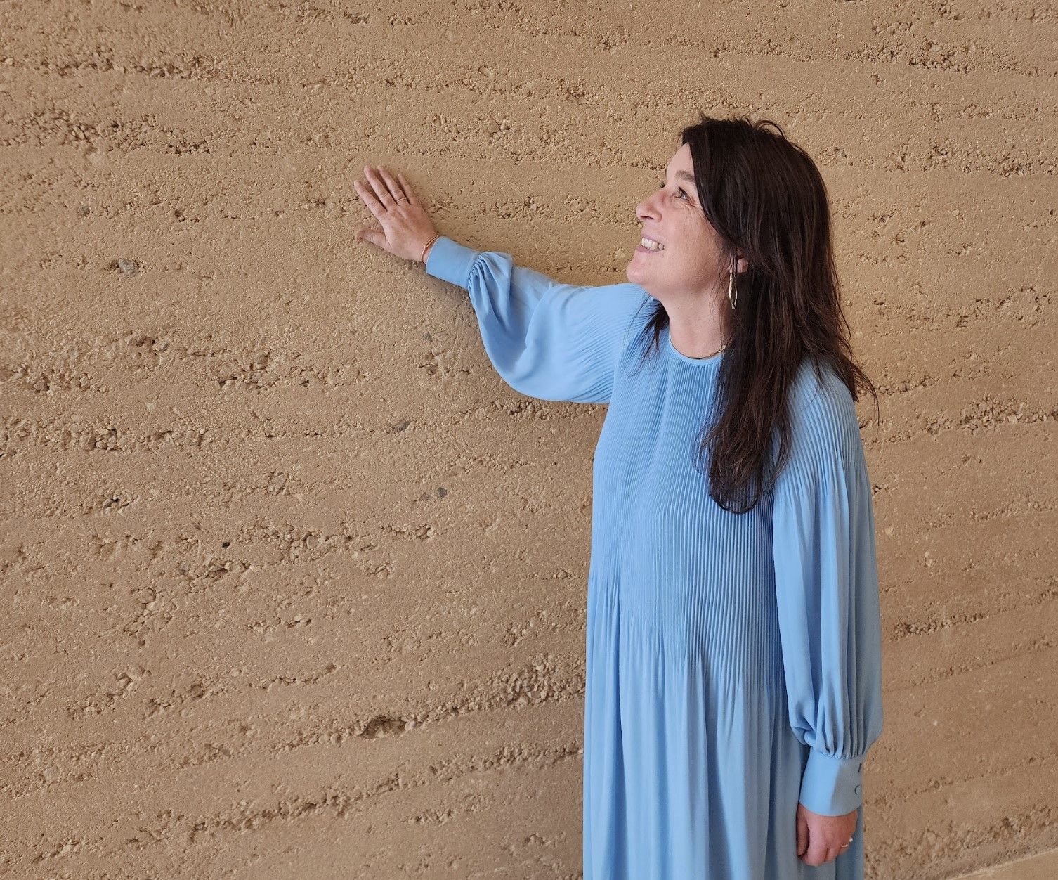 Eli Synnevåg, Director of Acquisition and Business Development Middle East & Africa, and Senior Architect MNAL, reconnecting with the ‘rammed earth’ wall at Ithra. Photo by Rym Al-Ghazal. 