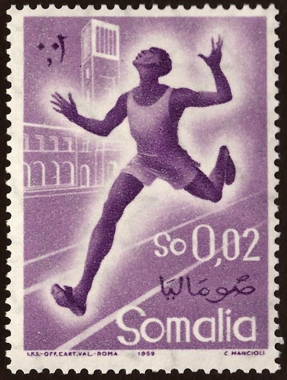 طابع من الصومال الإيطالي (منطقة إدارة AFIS)، 1958، يُصوِّر عدّاءً في ملعب، صورة مقتبسة من ويكيميديا كومنز. 