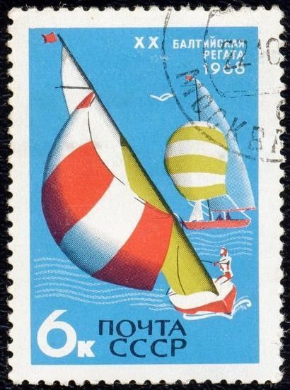 طابع بريدي من الاتحاد السوفيتي، 1968(CPA 3642)، يُصوِّر رياضة الإبحار في السباق العشرين البلطيقي في تالين، الصورة مقتبسة من ويكيميديا كومنز. 