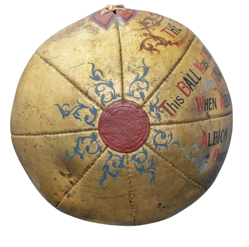  كرة نهائي كأس الاتحاد الإنجليزي لعام 1888 بزخارف متقنة وألوان متنوعة تغطي كامل سطحها الخارجي. الصورة بإذن من 3-2-1 متحف قطر الأولمبي والرياضي.