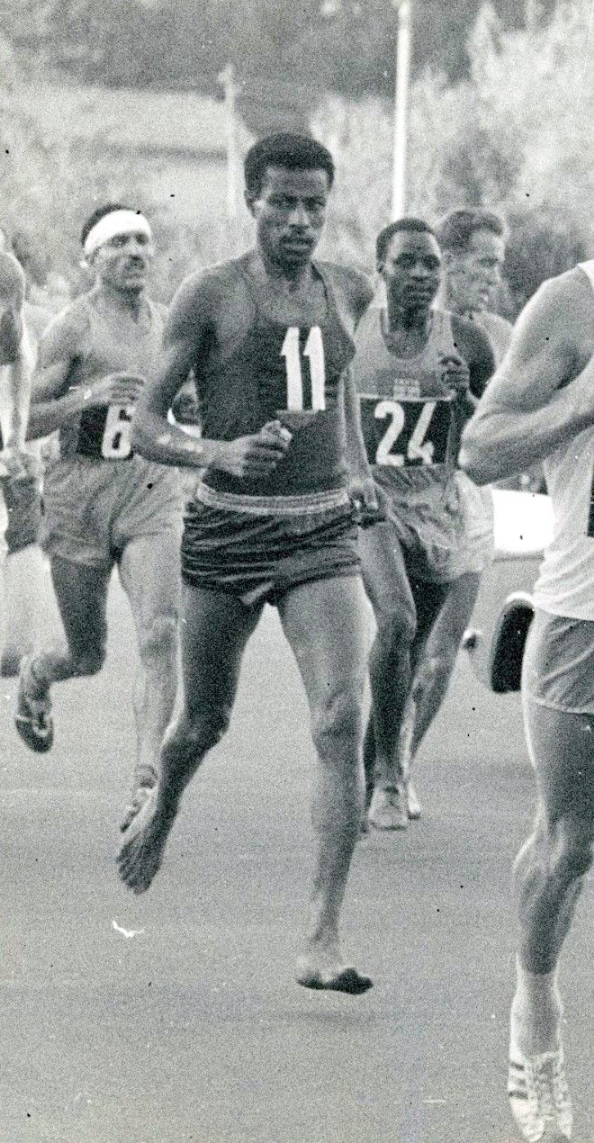 الانتصار حافي القدمين: العداء الأسطوري أبيبي بيكيلا في أولمبياد روما عام 1960 يوم (10-09-1960)، كجندي في الحرس الإمبراطوري الإثيوبي، دخل التاريخ بفوزه بماراثون الألعاب الأولمبية دون حذاء، في لحظة تجسّد العزيمة والإرادة الخالصة. مصدر الصورة: Album / Archivo ABC. 