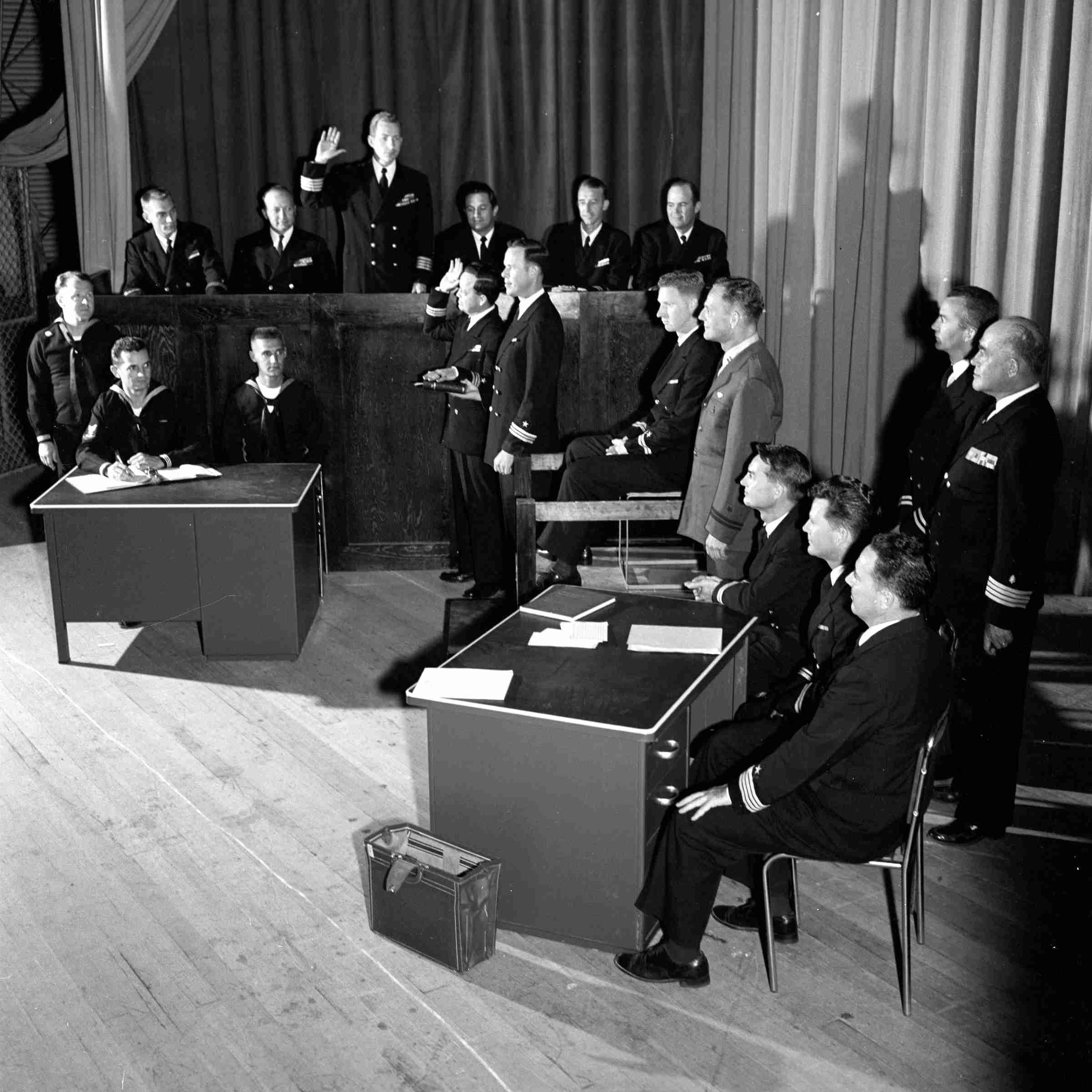 الظهران، أكتوبر 1955. طاقم مسرحية "محاكمة كين البحرية" ضمن عرض مسرحي لإنتاج "دراما أرامكو" بمناسبة الذكرى العاشرة لتأسيسه. الصورة بإذن من أرشيف أرامكو.