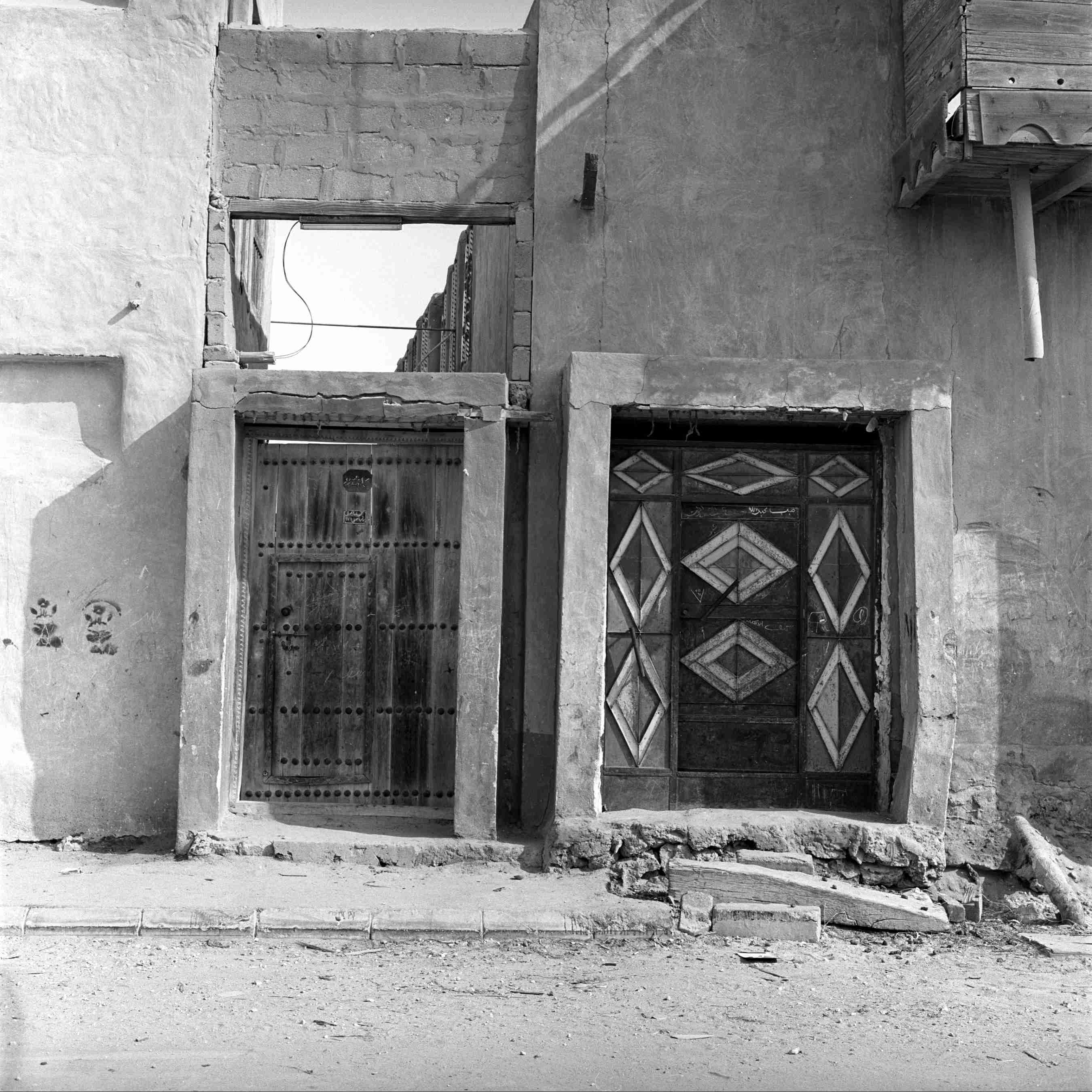 Jubail, 1976. Two houses’ doors. Courtesy of Aramco Archives. 