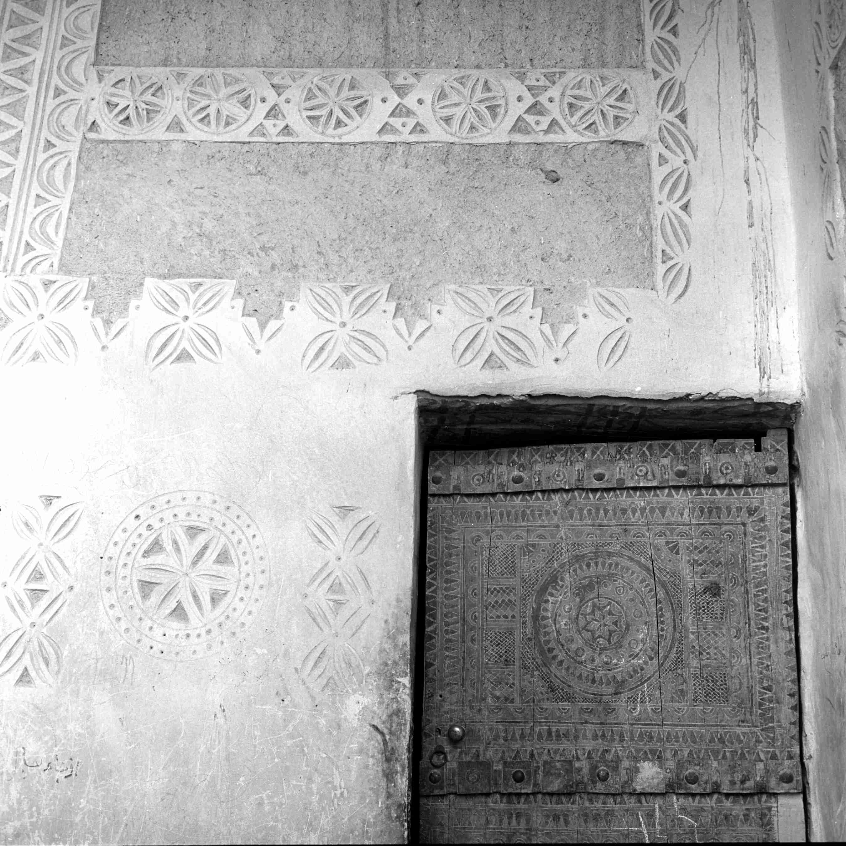 Undated. A view of a building wall and its door. Location unknown. Courtesy of Aramco Archives.