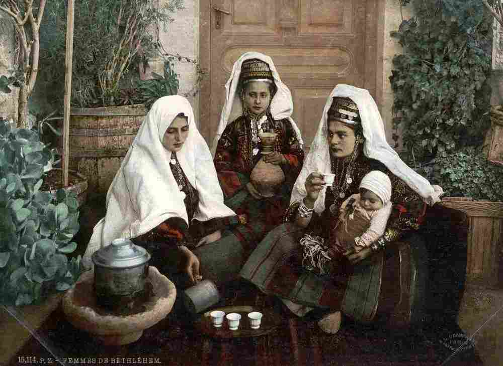 ‘Women of Bethlehem,’ photographed by Photoglob Co. (HC.HP.2015.0007-0118). Courtesy of Qatar National Library.