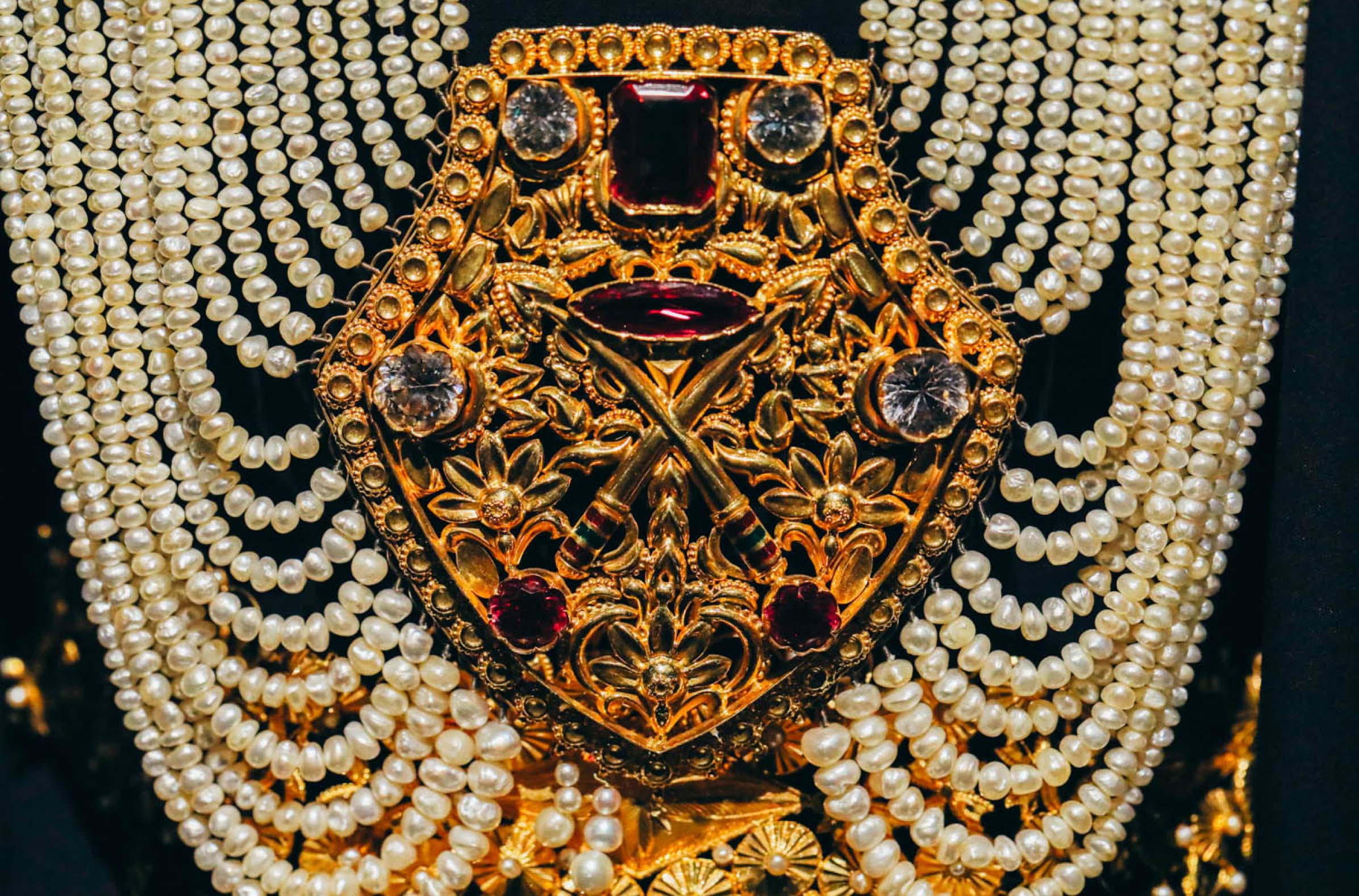 A special Saudi gold necklace with exquisite pearl beads. Courtesy of Art of Heritage.