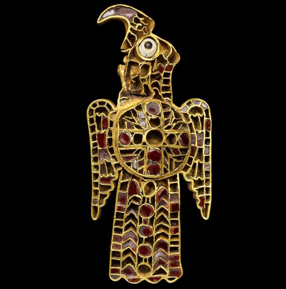 Brooch in the form of an eagle. Italian peninsula, San Marino, Domagnano 450–500 CE H. 12.1, W. 6.4 cm, gold, garnet. Louvre Abu Dhabi.Image credit: © Department of Culture and Tourism – Abu Dhabi.Photo: Thierry Ollivier.