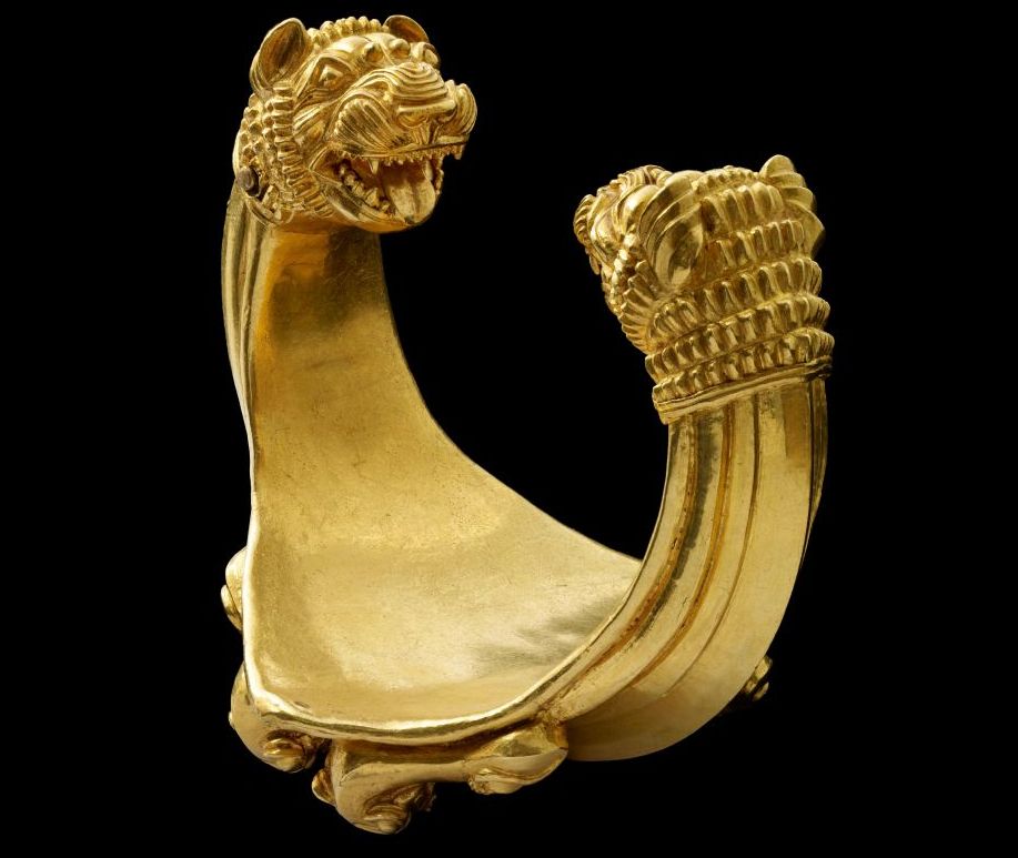 Lion bracelet. Iran, Ziwiye 800–600 BCE Diam. 9.5 cm, gold.Louvre Abu Dhabi.Image credit: © Department of Culture and Tourism – Abu Dhabi.Photo: Thierry Ollivier.