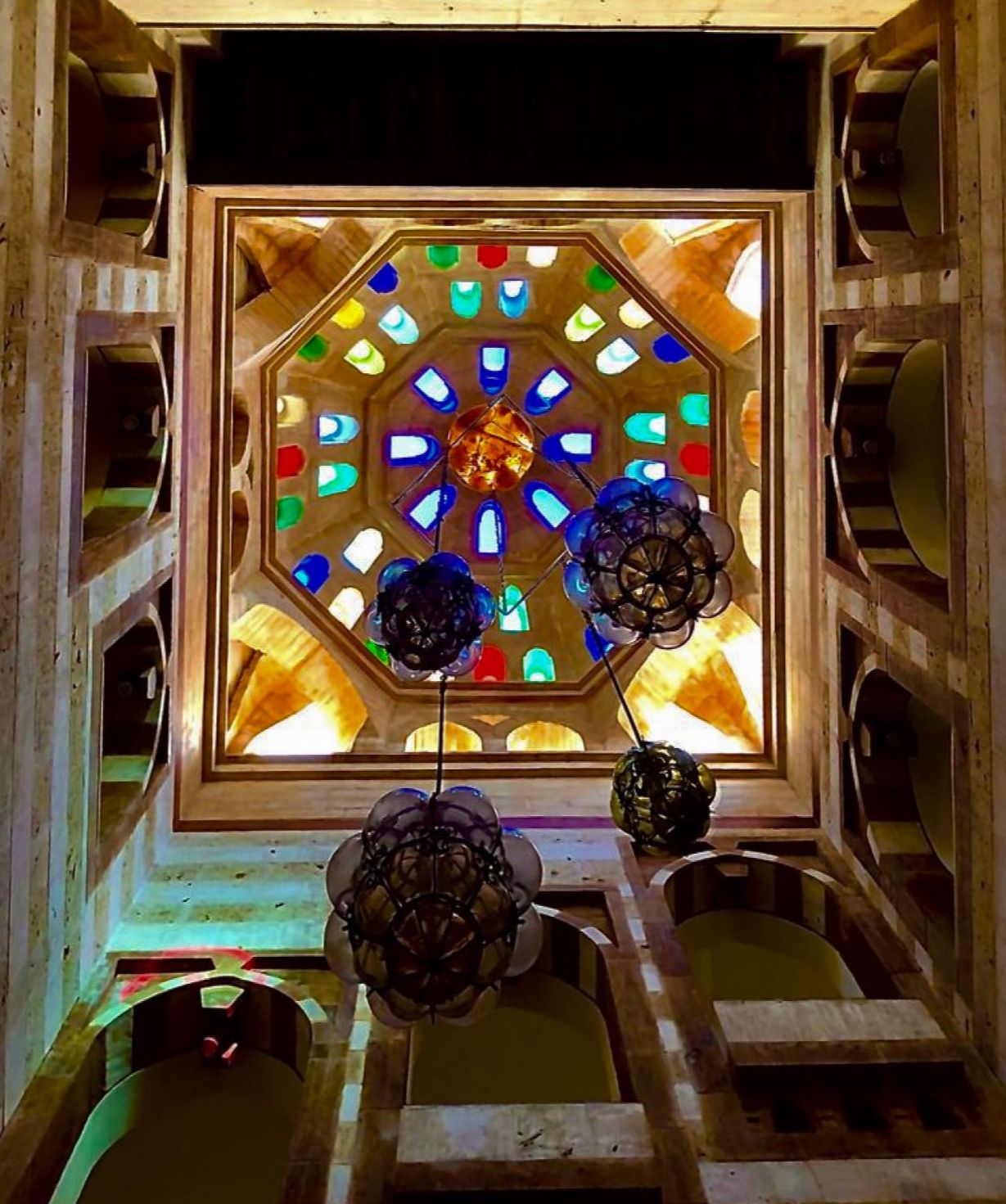 The Kaleidoscopic light in Islamic art