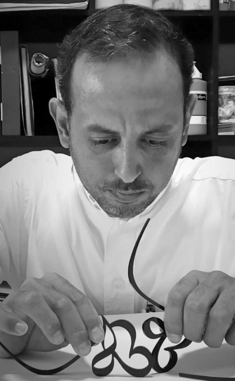 وَوَجْهٌ كََأنَّ الشَمْسَ حَلَّت رِداءَها عََليهِ، نقِيُّ الَلونِ، لم يتَخَدَّدِ