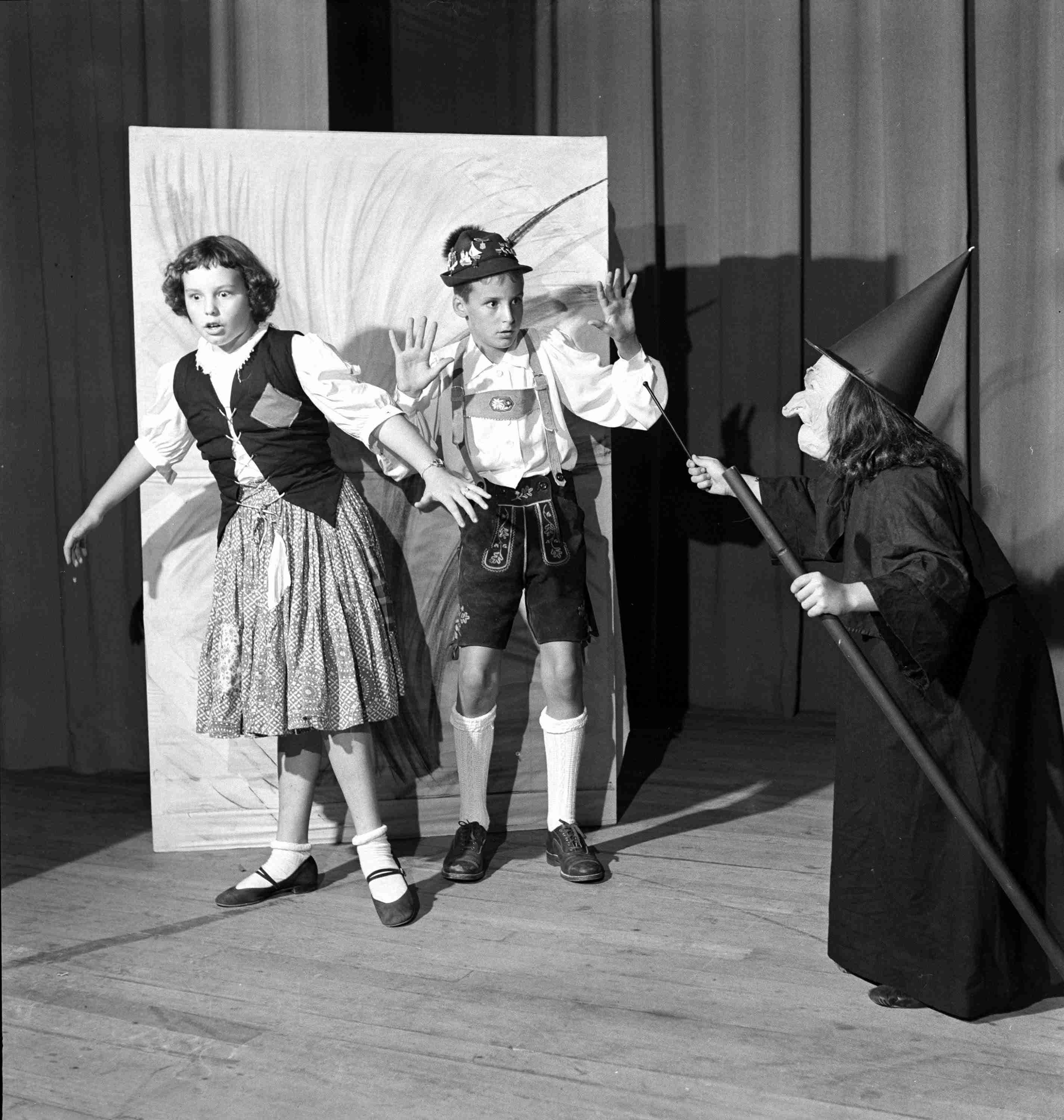 تجربة ارتداء قبعات مختلفة