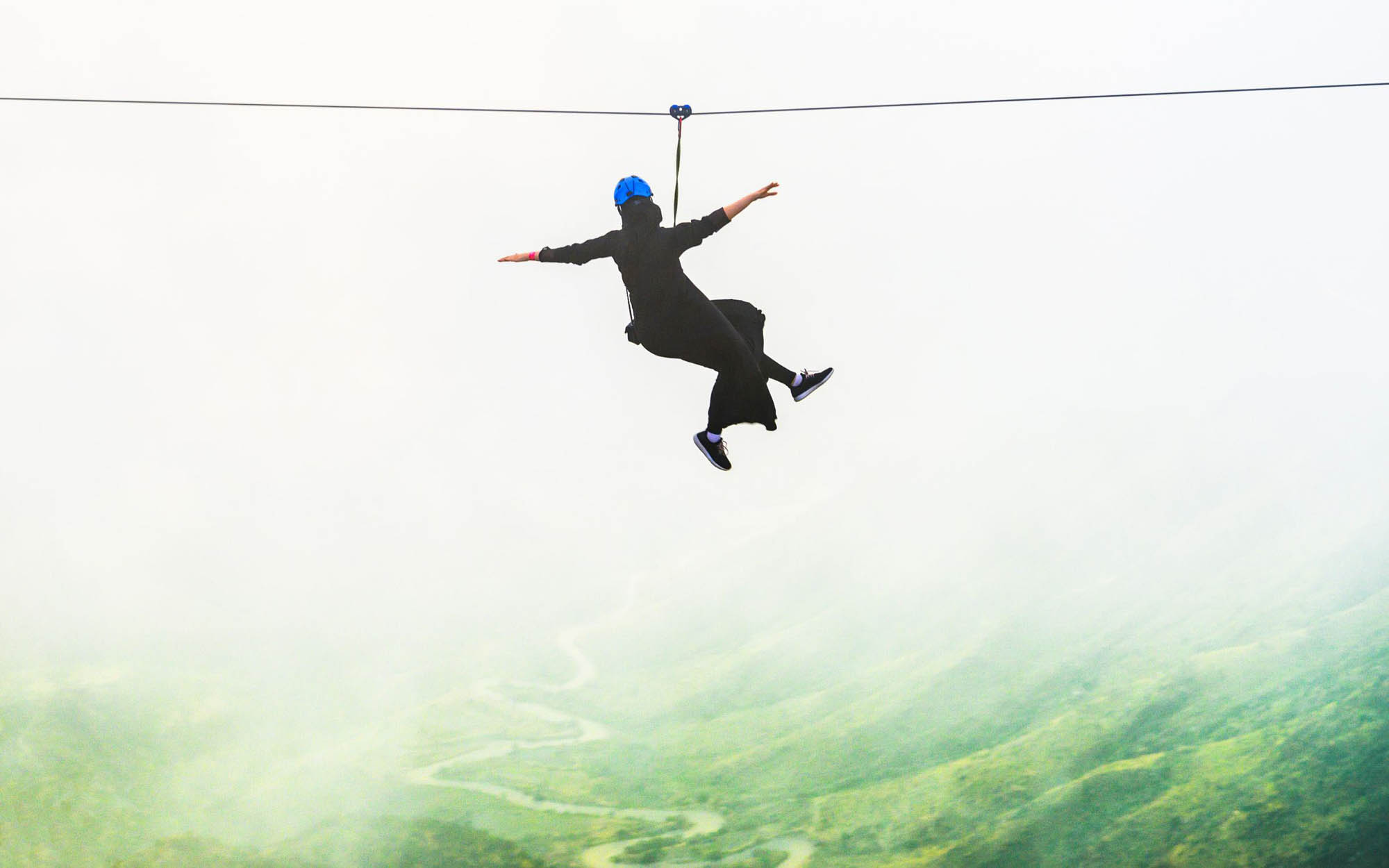 الفرح: أرصفة مشرقة في موانئ التناقضات