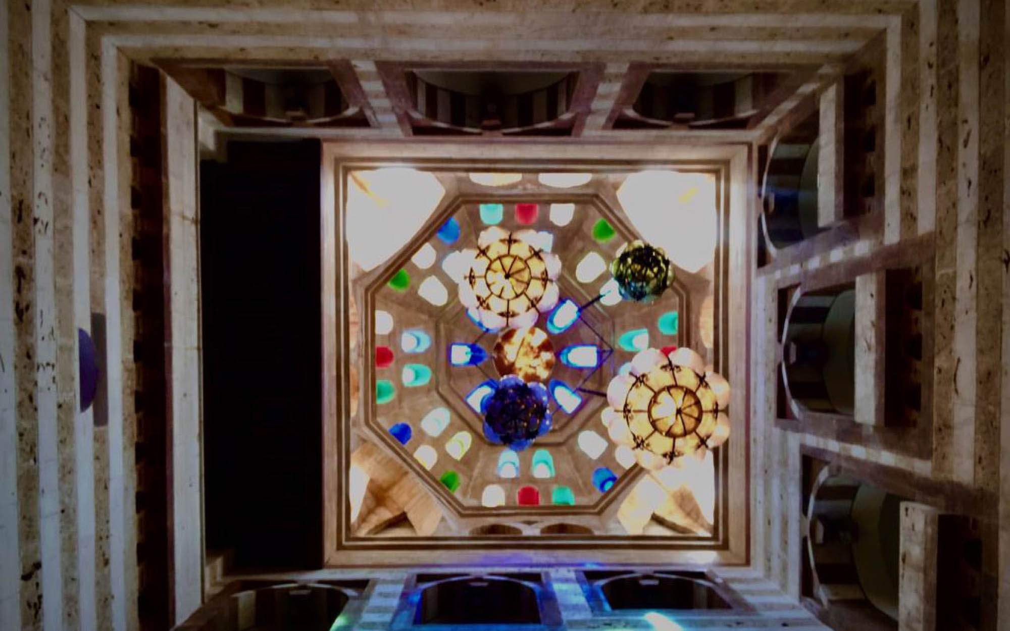 النور المتلألئ في الفنّ الإسلاميّ والحياة