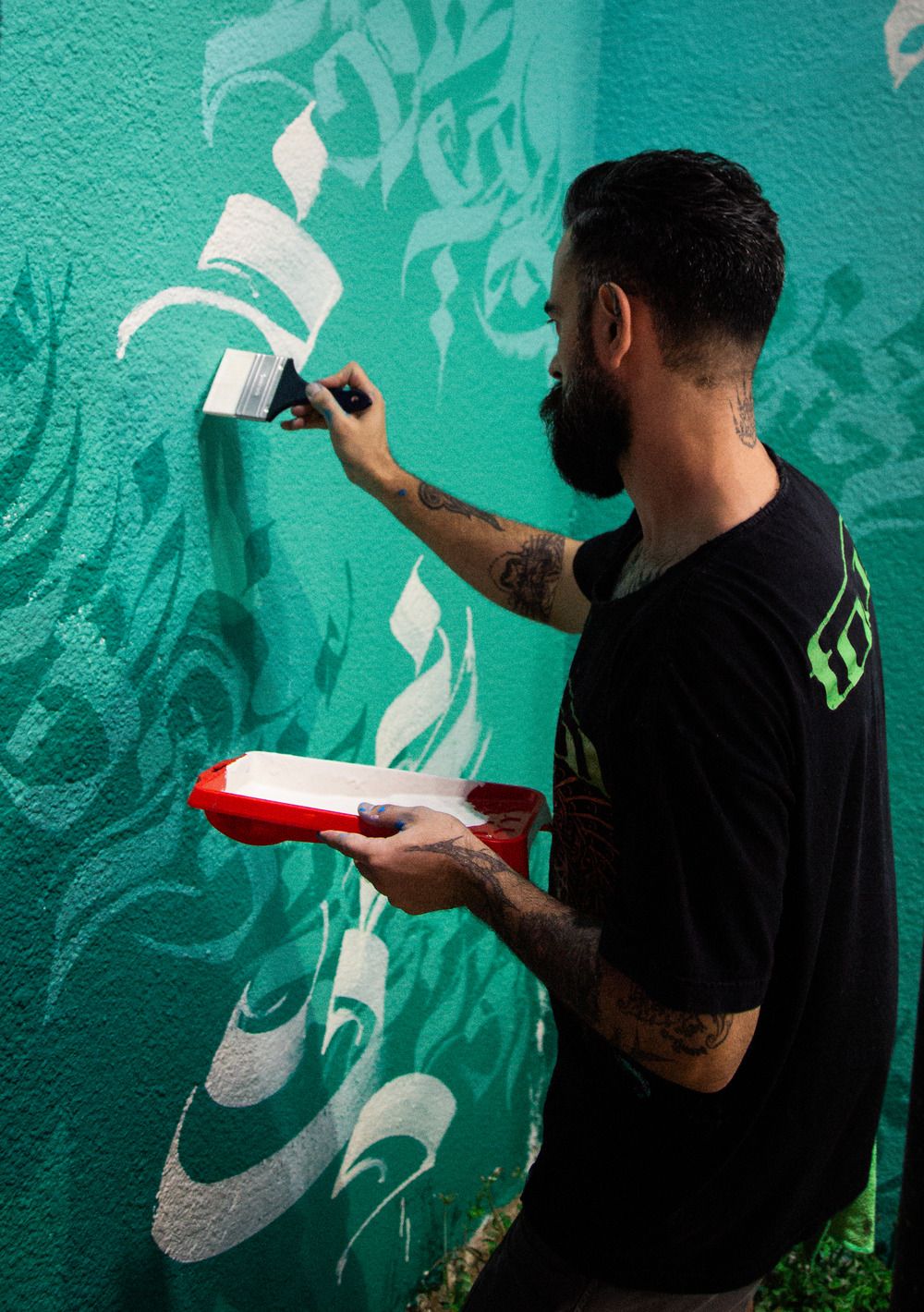 UAE-based Argentinian Yubran Gosne (aka Sanctum) with his mural titled ‘The Tide.’ Courtesy of the Dubai Culture and Arts Authority. 