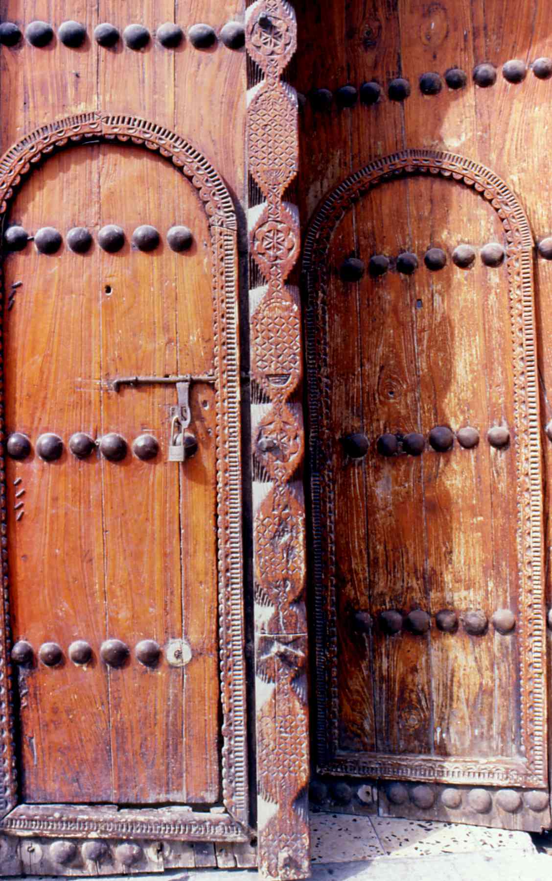 باب شيخ قبيلة الخوالد في الجبيل وهو من نوع "أبو خوخة". بإذن من د. سعيد الوايل.&nbsp;