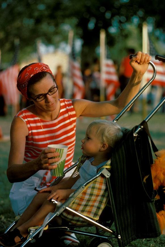 ‘Mother with her child in the park.’ March 11, 2007. Courtesy of Aramco Archives.&nbsp;