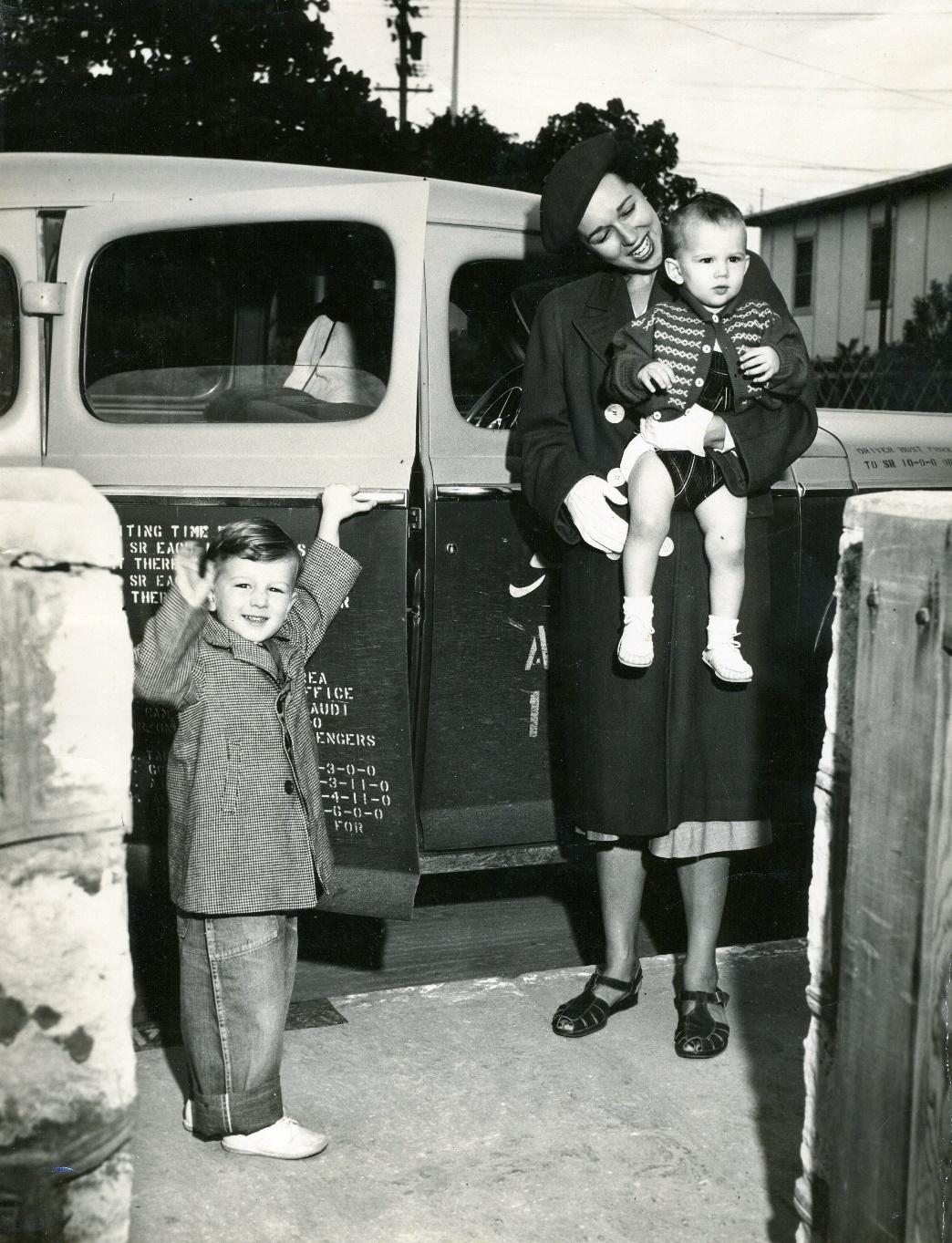 ‘Mother and her children in aramco camp.’ Courtesy of Aramco Archives.&nbsp;
