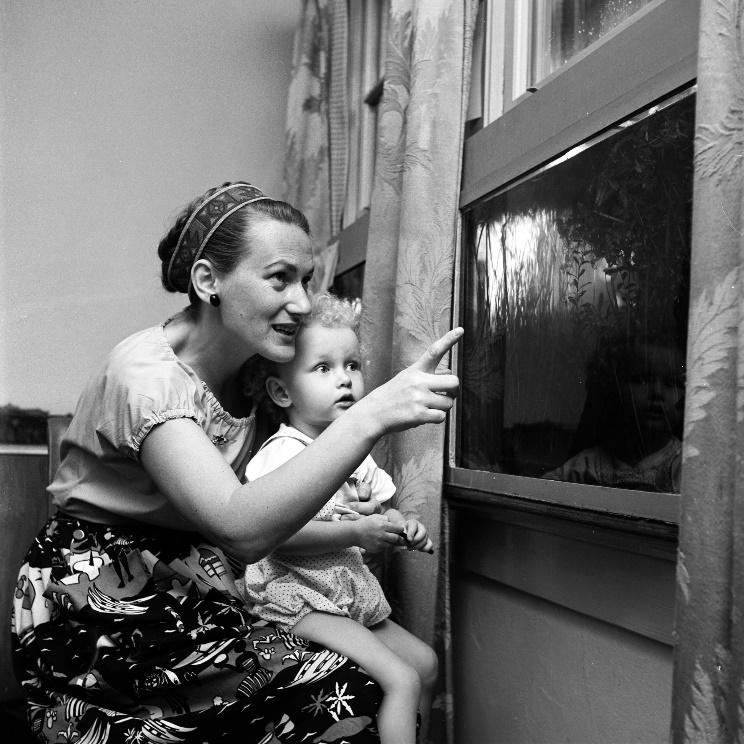 ‘Mother and child looking outside the window.’ Courtesy of Aramco Archives.