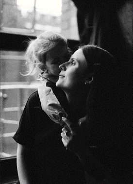 'في أحضانها'، للفنانة آنا غروشييفا. طباعة نفث الحبر على ورق فوتوغرافي مطفي محسّن من إبسون. بإذن من مركز كتبنا الثقافي.&nbsp;