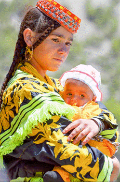 'في أحضانها'، للفنان إبراهيم ناجي. طباعة فوتوغرافية مطفية. بإذن من مركز كتبنا الثقافي.&nbsp;