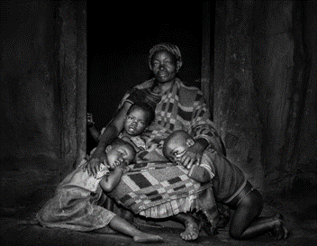 'ظل الأم لا يختفي أبدًا'، للفنان محمد بوحسن. طباعة فوتوغرافية. بإذن من مركز كتبنا الثقافي.&nbsp;