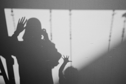 'هي تعكسني'، للفنانة زاهدة منتظر. طباعة جيكلي. بإذن من مركز كتبنا الثقافي.&nbsp;