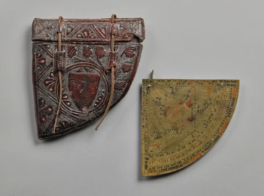 Quadrant and Case. Southern France (?). ca. 1291 to ca. 1310. Brass, leather case. 15 x 14 &nbsp;cm. Louvre Abu Dhabi © Department of Culture and Tourism – Abu Dhabi. &nbsp;Photo by &nbsp;Ismail Noor. LAD 2019.036&nbsp;