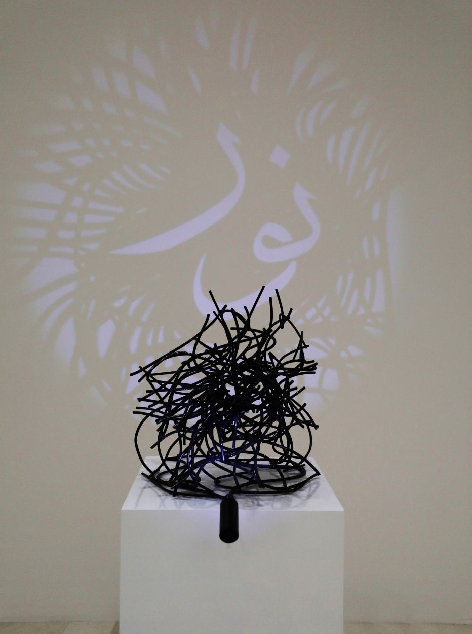 «نور» لرشاد الأكبروف من أذربيجان، 2014 . كابات كهربائية وضوء كشاف 94 × 80 × 72 سم من مجموعة «إثراء» الفنيّة، معرض وصل ما وراء القلم في «إثراء»
