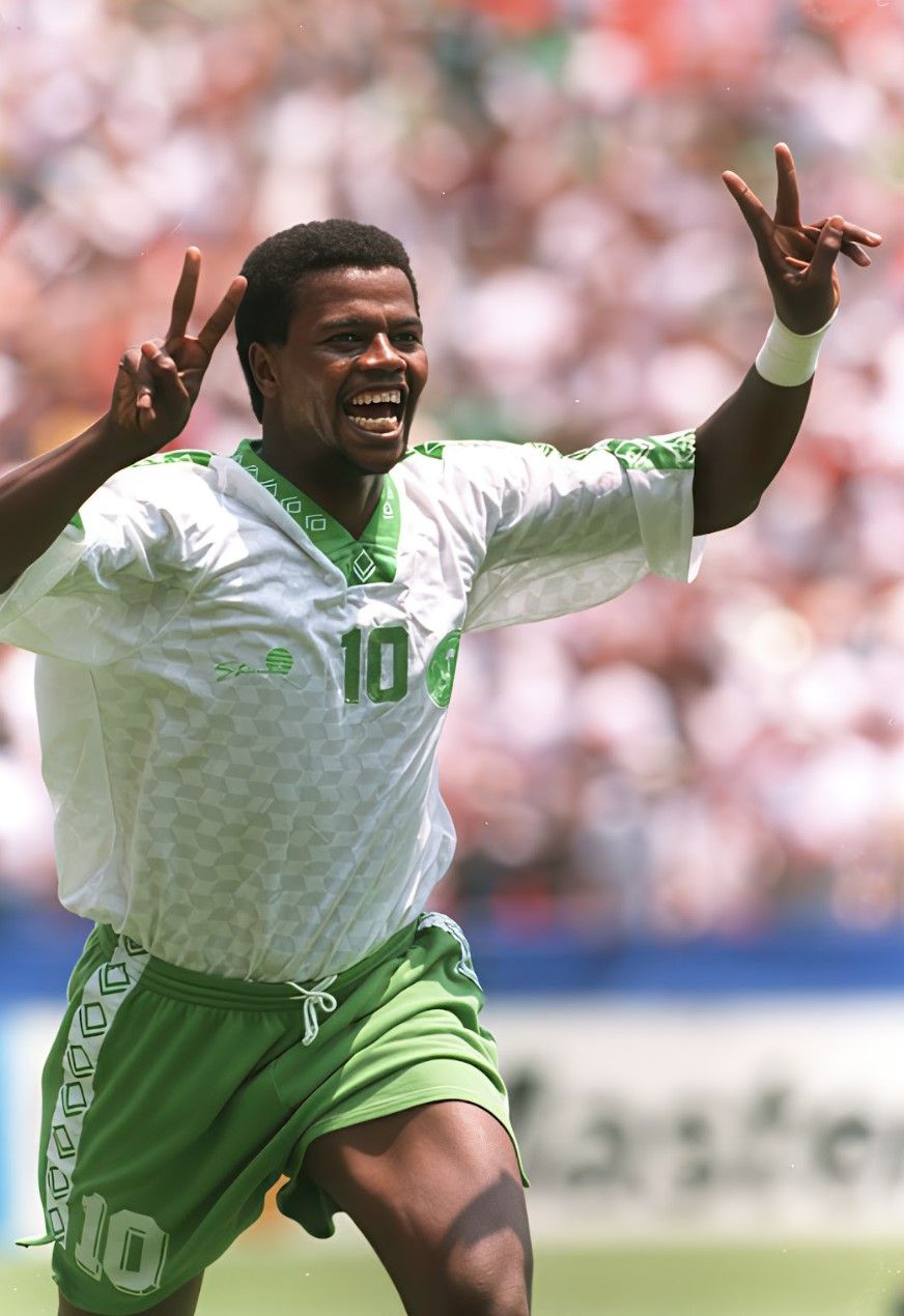 هدف سعودي رائع: يحتفي لاعب كرة القدم السعودي سعيد العويران بفوز السعودية 1-0 على بلجيكا في أول مباراة لها في كأس العالم لكرة القدم عام 1994، على ملعب روبرت كينيدي في واشنطن العاصمة. مصدر الصورة: Billy Stickland/ALLSPORT. 